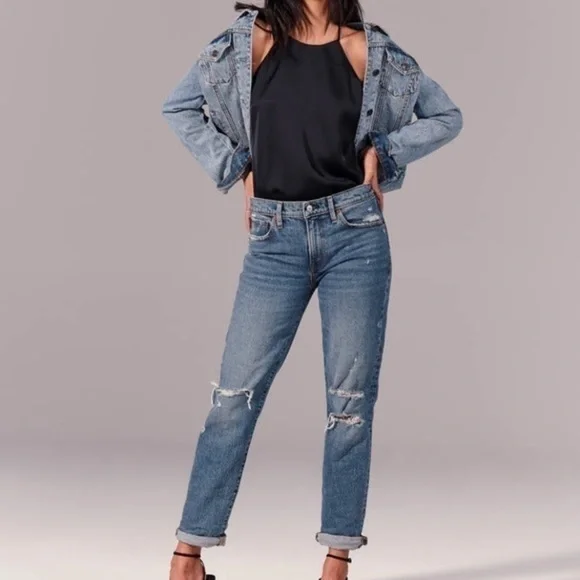 🔥 Ripped Mid Rise Boyfriend Jeans 🔥​